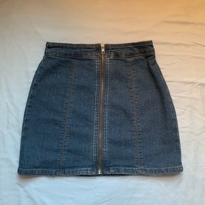 Denim skirt with zipper